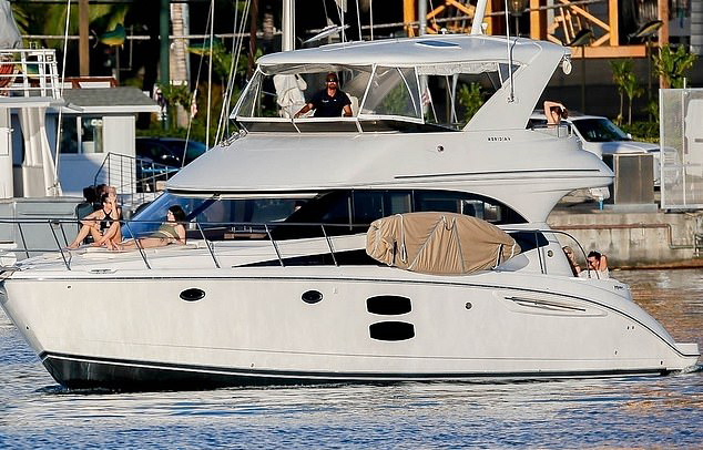 Selena Gomez thư giãn ở Hawaii - 4