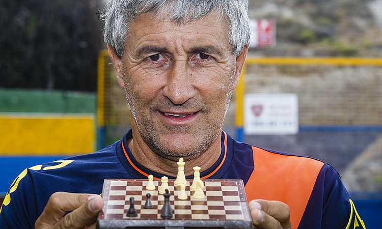 Setien với niềm đam mê cờ vua. Ảnh: Marca.