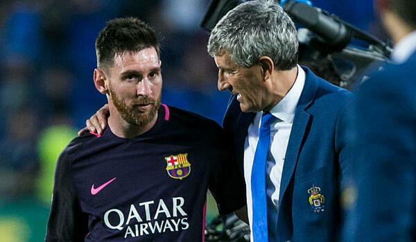 Setien và Messi ôm nhau nói chuyện sau trận Las Palmas - Barca năm 2016. Ảnh: Marca.