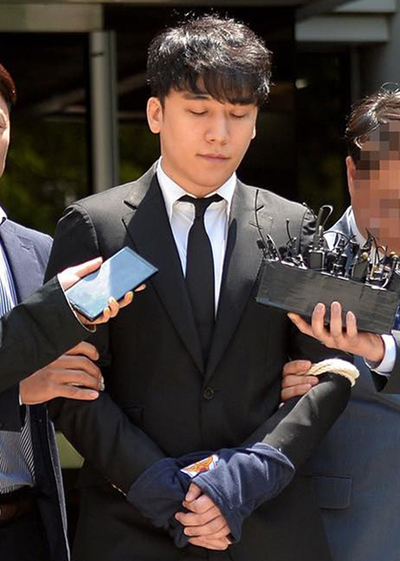 Seungri bị trói khi trình diện tòa án năm 2019. Ảnh: Segye.