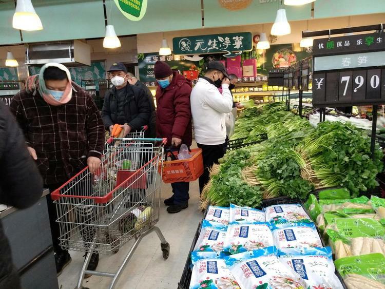 Người dân mang khẩu trang mua hàng trong siêu thị hôm 26/1 tại Vũ Hán, tỉnh Hồ Bắc, Trung Quốc. Ảnh: Reuters.