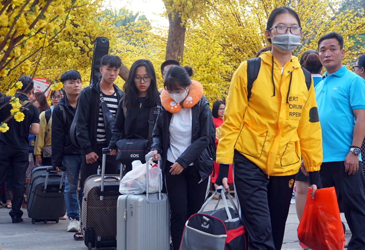 Sinh viên lên xe về quê đón Tết tại Nhà văn hoá Thanh niên. Ảnh: Mạnh Tùng