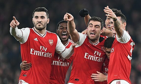 Arsenal mừng bàn ấn định tỷ số 2-0. Ảnh: Daily Mail.