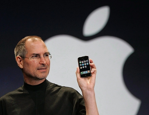 Steve Jobs giới thiệu chiếc iPhone đầu tiên vào năm 2007. Ảnh: AP/Paul Sakuma