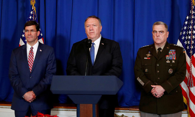 Ngoại trưởng Mỹ Mike Pompeo (giữa), Bộ trưởng Quốc phòng Mỹ Mark Esper (trái) và Chủ tịch Hội đồng Tham mưu trưởng Liên quân Mỹ Mark Milley trong cuộc họp báo tại Palm Beach, Florida hôm 29/12. Ảnh: Reuters.