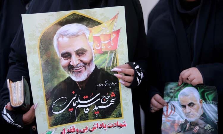 Người dân cầm ảnh thiếu tướng Qassem Soleimani trong lễ tang của ông tại Kerman, Iran hôm nay. Ảnh: Reuters.