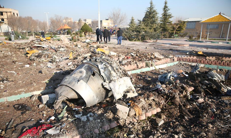 Hiện trường vụ rơi máy bay ở ngoại ô thủ đô Tehran, Iran hôm qua. Ảnh: Reuters.