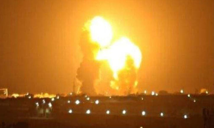 Khói và lửa bốc lên từ căn cứ Ain al-Asad của Mỹ tại Iraq sau khi trúng tên lửa Iran sáng nay. Ảnh: Alarabiya.