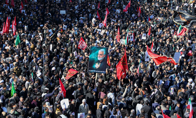 Đám đông tham dự tang lễ tướng Soleimani ở quê nhà Kerman của ông hôm nay. Ảnh: AFP.