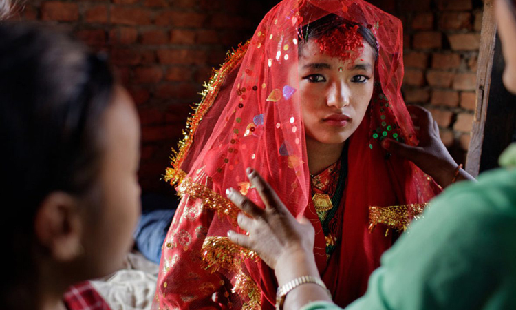 Anita trở thành cô dâu năm 16 tuổi tháng 2/2016 ở thung lũng Kathmandu, Nepal. Ảnh: NY Times.
