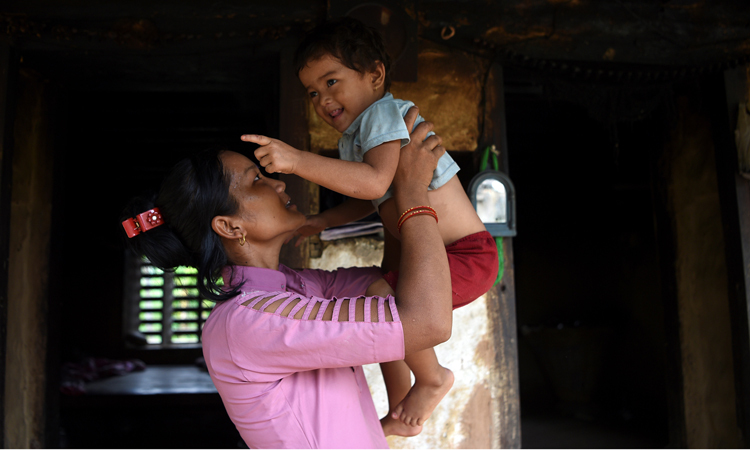 Asha Charti Karki bế con gái hai tuổi tại nhà riêng ở Nepal. Ảnh: AFP.