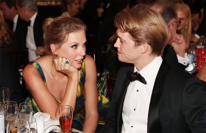 Taylor Swift say sưa trò chuyện với bạn trai trong khi chờ đến buổi lễ Quả cầu vàng. Ánh mắt nữ ca sĩ 30 tuổi đong đầy yêu thương và trìu mến.