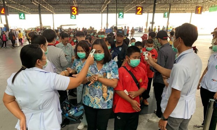 Nhân viên y tế Thái Lan kiểm tra du khách đề phòng dịch viêm phổi tại Pattaya hôm nay. Ảnh: Pattaya News.