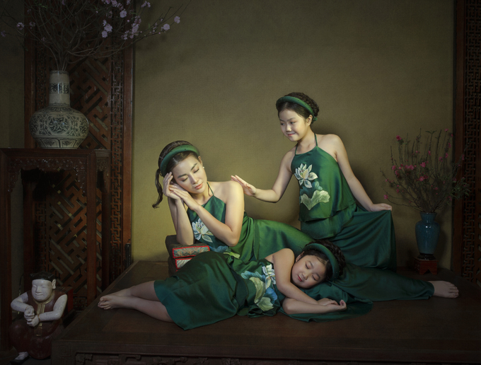 Ba mẹ con Thanh Hương diện yếm hoa sen