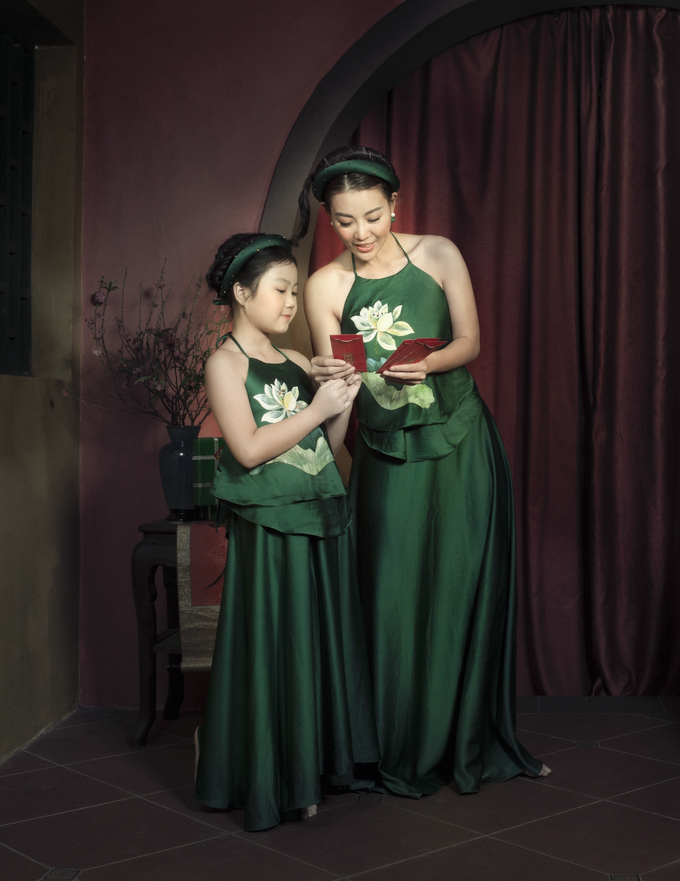 Ba mẹ con Thanh Hương diện yếm hoa sen