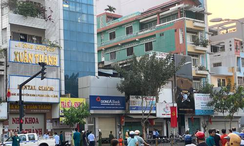 Thanh niên cầm vật giống lựu đạn trước của DongAbank