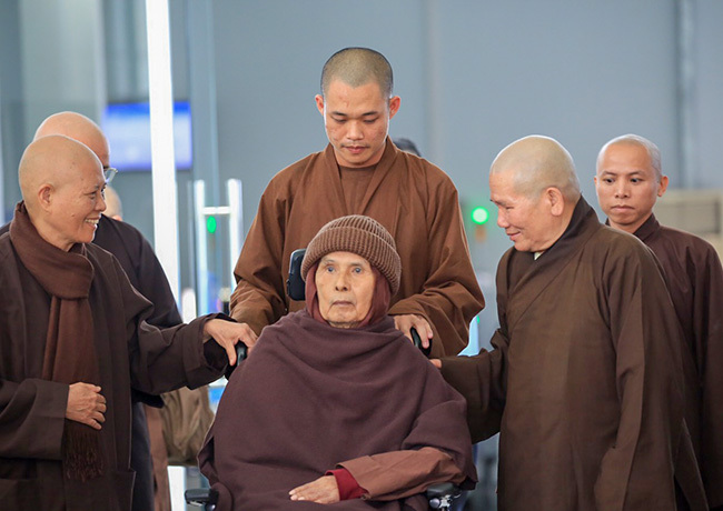 Thiền sư Thích Nhất Hạnh trở về Việt Nam sau một thời gian thăm khám sức khoẻ ở Thái Lan. Ảnh: Võ Thạnh.