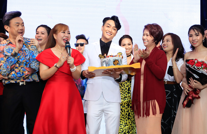 Nam ca sĩ bất ngờ khi được mẹ ruột và bạn bè nghệ sĩ tặng bánh kem, chúc mừng tuổi 30.