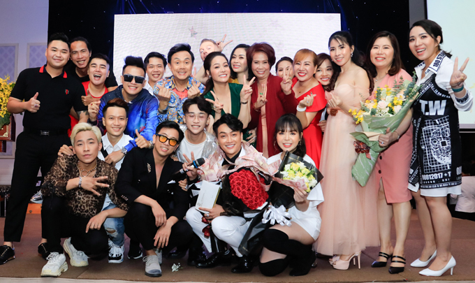 [Caption]Bên cạnh đó, Chí Tài, Nhật Kim Anh và các nghệ sĩ cũng không quên chúc nam ca sĩ sau đăng quang sẽ có nhiều show và ra mắt các sản phẩm âm nhạc chất lượng.