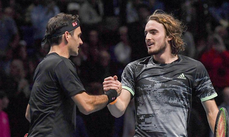 Federer (trái) chúc mừng Tsitsipas sau khi thua đàn em ở bán kết ATP Finals 2019 hồi tháng 11. Ảnh: Tennis365.