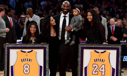 Bryant cùng vợ con trong lễ treo áo của anh tại sân Staples Center tháng 12/2017. Ảnh: AFP.