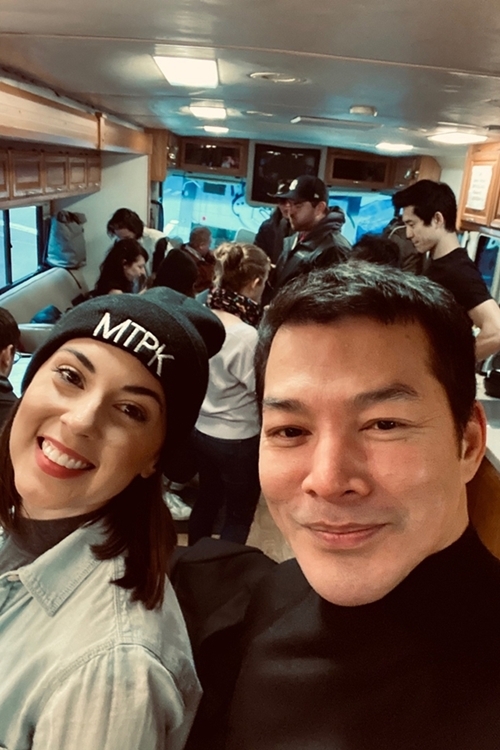 Trần Bảo Sơn bên một nữ đồng nghiệp người Mỹ.