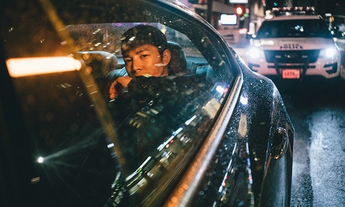 Nhân vật Trung xuất hiện trên đường phố New York với vẻ giàu sang nhưng bí ẩn. 