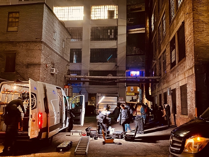 Khi làm phim tại Mỹ, Trần Bảo Sơn nhận sự hỗ trợ của hơn 20 đồng nghiệp Việt Nam và hơn 100 thành viên êkíp nước ngoài. Anh liên lạc với các nhà làm phim của xứ sở cờ hoa và thực hiện đầy đủ thủ tục quay phim tại đây từ trước khi bấm máy.