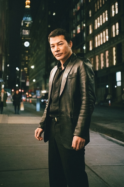 Trần Bảo Sơn trên đường phố Mỹ. Anh bật mí, Con đường vô tận là dự án sở hữu kinh phí khủng nhất trong gia tài điện ảnh của anh tính tới hiện tại. Phim có hai bối cảnh New York và TP HCM.