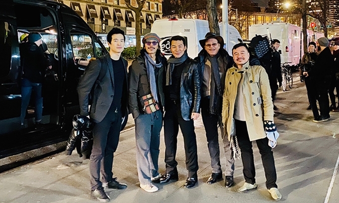 Đạo diễn Bá Vũ (ngoài cùng bên phải - làm phim Cha ma, Ngủ với hồn ma) và đạo diễn - nhà sản xuất Timothy Linh Bùi (thứ hai từ trái sang - sản xuất phim Chị chị em em) có mặt trong đoàn phim của Trần Bảo Sơn.