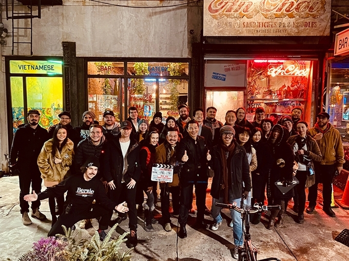 Đoàn phim chụp hình trước bối cảnh nhà hàng Việt Nam ở New York.