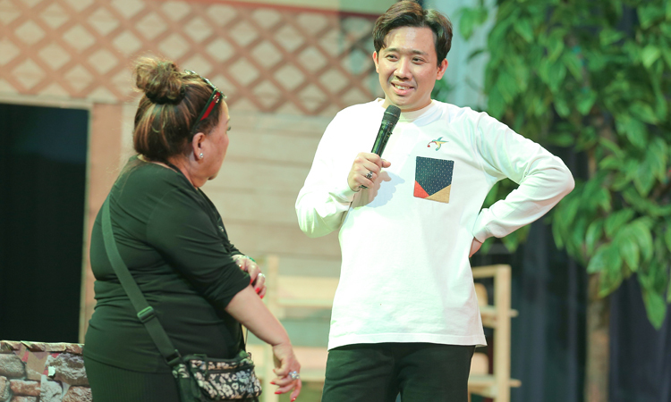 Trấn Thành tập kịch cùng nghệ sĩ Ngọc Giàu. Ảnh: S.H.