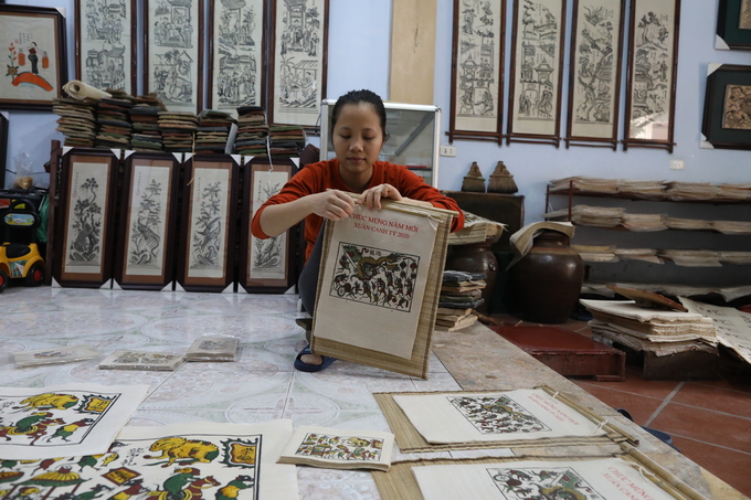 Nghệ nhân Đông Hồ làm tranh Tết