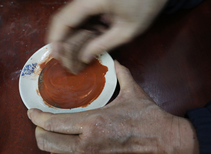 Nghệ nhân Đông Hồ làm tranh Tết