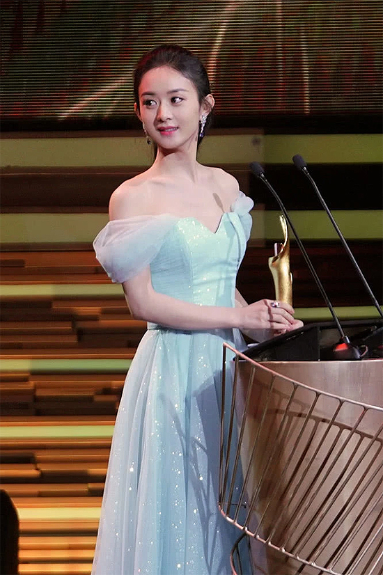 Triệu Lệ Dĩnh tham gia một lễ trao giải hôm 6/1 tại Thượng Hải. Cô mặc đầm sắc xanh của thương hiệu Gaby Charbachy, tóc bới cao, đeo trang sức của Harry Winston. Gần một năm sau sinh, Lệ Dĩnh đã lấy lại dáng vẻ thon nuột thời con gái.