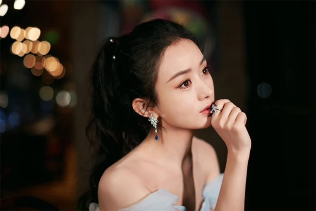 Trước đó, đơn vị làm việc của Triệu Lệ Dĩnh ra mắt bộ hình chụp trước giờ cô dự sự kiện.  Mọi nét đẹp trên gương mặt Lệ Dĩnh khiến khán giả ngưỡng mộ. 