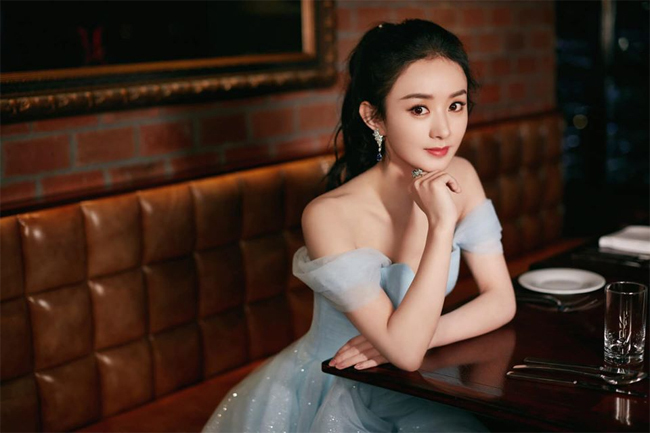 Triệu Lệ Dĩnh sinh năm 1987, người Đại lục. Cô được yêu thích qua nhiều phim truyền hình cổ trang như Lục Trinh truyền kỳ, Hoa Thiên Cốt, Sở Kiều truyện, Sam Sam đến rồi... Ông xã cô, Phùng Thiệu Phong, là người Thượng Hải. Anh đóng loạt tác phẩm Cung tỏa tâm ngọc, Lan Lăng vương, Huyễn Thành - Vương Quốc Ảo...