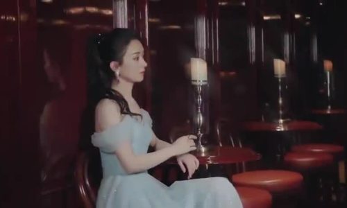 Triệu Lệ Dĩnh khoe nhan sắc