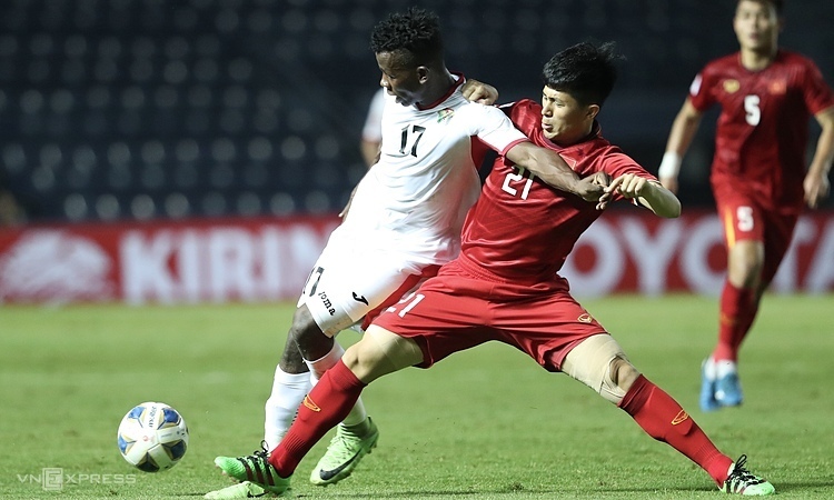 Đình Trọng phải sớm vào sân để tăng chất thép cho hàng thủ. Ảnh: Đức Đồng.