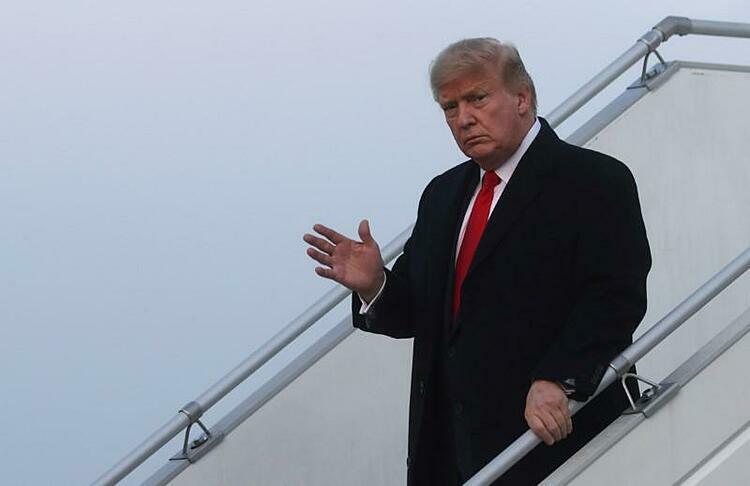 Tổng thống Mỹ Donald Trump xuống máy bay khi hạ cánh tại Davos. Ảnh: Reuters