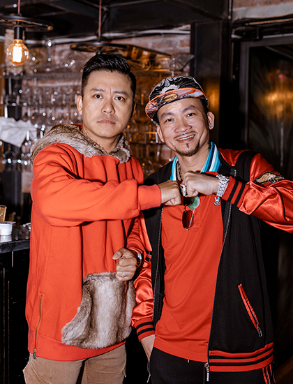 Ca sĩ Tuấn Hưng (trái) và vua poker Qui Nguyễn. Ảnh: Kevin Phạm.