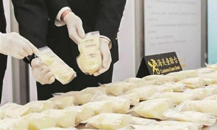 Nhân viên hải quan sân bay quốc tế Tấn Giang Tuyền Châu, tỉnh Phúc Kiến kiểm tra số sữa mẹ đông lạnh bị tịch thu. Ảnh: SCMP.