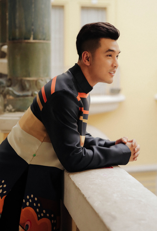 Vợ chồng Ưng Hoàng Phúc làm mẫu