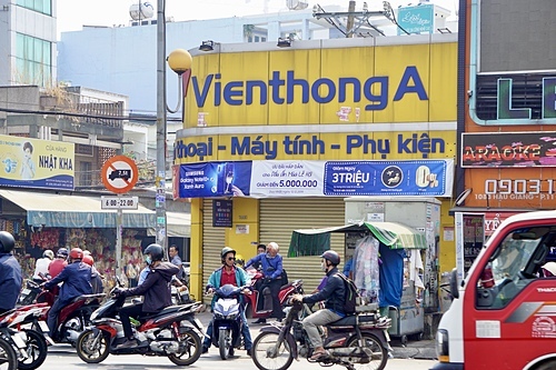 Sau thời gian đóng cửa, bảng hiệu bên ngoài cửa hàng Viễn Thông A ở vòng xoay Phú Lâm, quận 6, TP HCM đã cáu bẩn. Ảnh: Dỹ Tùng