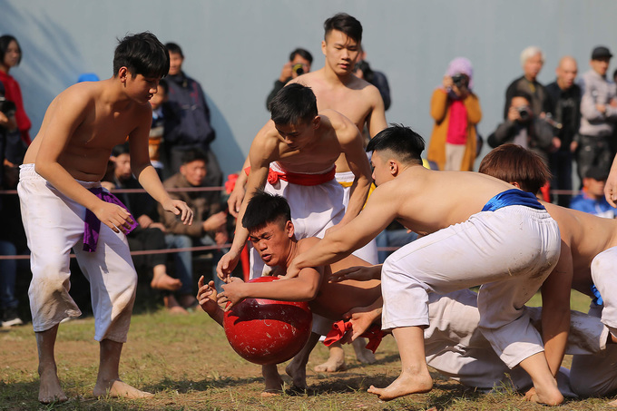 Trai làng vật cầu nặng 20 kg
