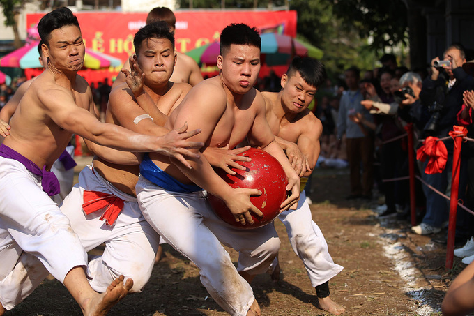 Trai làng vật cầu nặng 20 kg