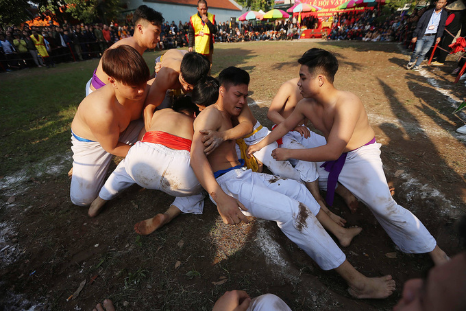 Trai làng vật cầu nặng 20 kg