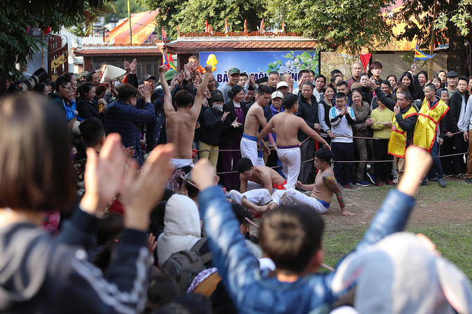 Trai làng vật cầu nặng 20 kg