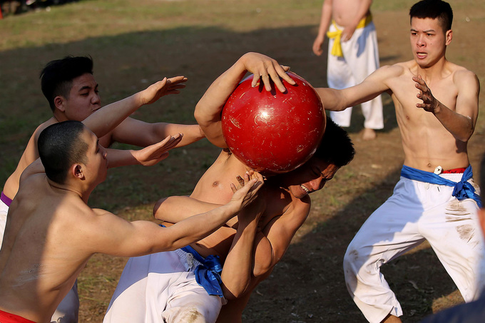 Trai làng vật cầu nặng 20 kg