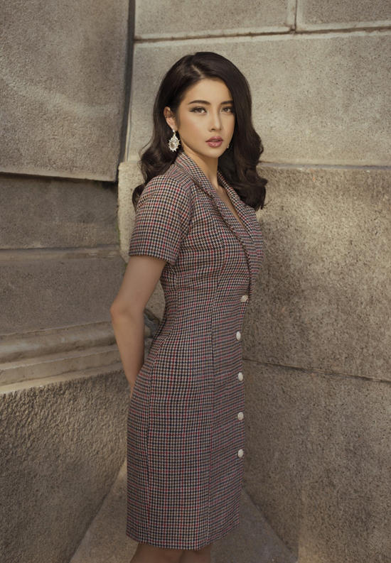 Mốt váy vest còn được thể hiện trên chất liệu vải bố, vải họa tiết ca rô với tông màu tươi sáng.